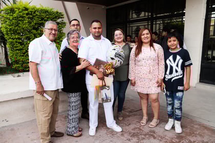 Graduado Anuar Monárrez y familia.