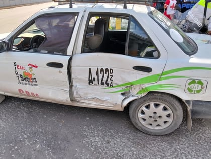 Camioneta se impacta contra taxi en la parte baja del puente D-1 de Gómez Palacio