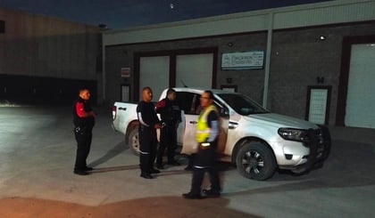 Autoridades salvan la vida de joven que intentaba con saltar de puente