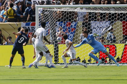 Goncalo Ramos del PSG (izquierda) anota el definitivo 4-0 durante la semifinal del Mundial de Clubes entre el Paris Saint-German y el Real Madrid, jugado ante un lleno espectacular en East Rutherford, Nueva Jersey, donde el campeón de Europa se impuso ante un histórico del planeta.