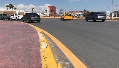 Mala calidad
En la cordonería del Giro Independencia, sobre todo en la parte lateral en el cuerpo de Gómez Palacio hacia Torreón, se empleó pintura de mala calidad,
por lo que ya se puede apreciar craquelada.