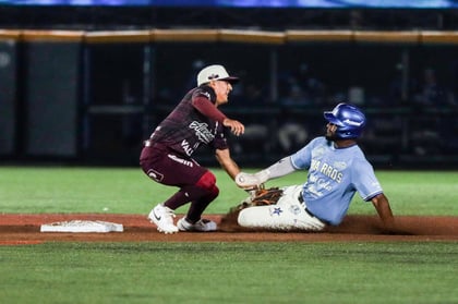 Josh Stowers (d) se reencontró con los que hasta hace unas semanas eran sus compañeros en la presente temporada de la LMB. (Cortesía)
