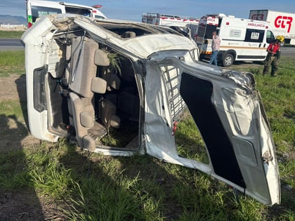 Vuelca camión de transporte; resultan 11 lesionados