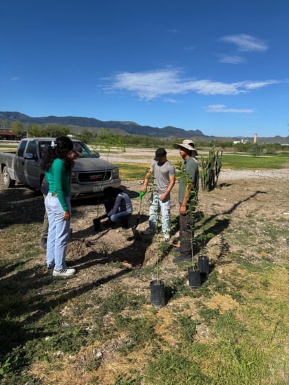 Medio Ambiente de Lerdo planta árboles en UTDL. (EL SIGLO DE TORREÓN)