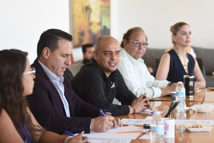 El director de Transporte, César Alvarado, compareció ante los regidores
de la Comisión de Movilidad y Seguridad Vial. (EL SIGLO DE TORREÓN)
