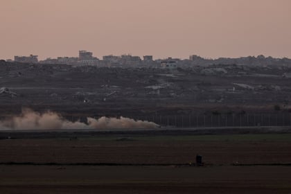 Tropas israelíes patrullan la zona fronteriza entre Israel y el norte de la Franja de Gaza, vistas desde el lado israelí de la frontera, en el sur de Israel, el 7 de agosto de 2025. EFE