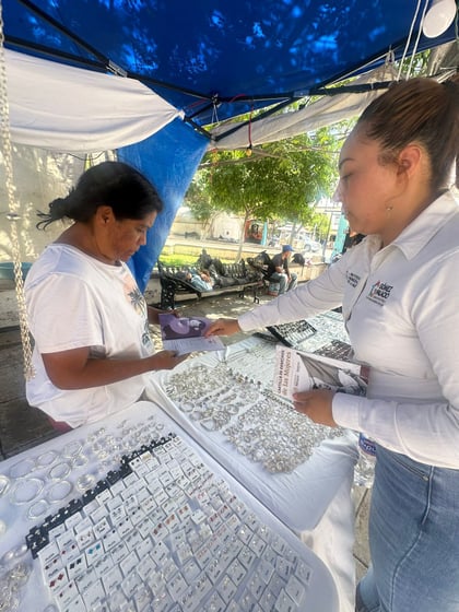 Entregan cartillas de derechos a las mujeres