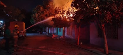Arde jacal en la colonia Las Julietas; deja daños materiales y afectación a línea de CFE
