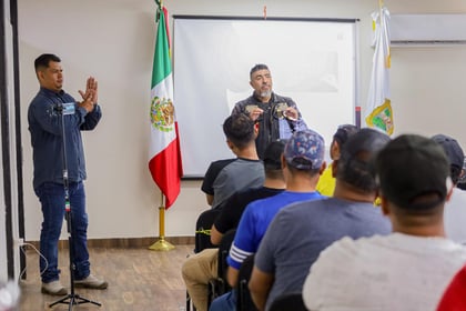 Capacitan en conducción defensiva a motociclistas con discapacidad auditiva.