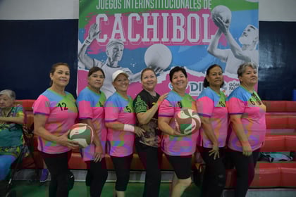 Adultos mayores participan en Torneo Interinstitucional de Cachibol