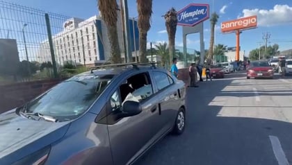 Cierran manifestantes Hotel Hampton by Hilton tras intoxicación masiva y muerte de empleado