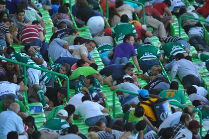 Los aficionados laguneros vivieron momentos de angustias tras escuchar detonaciones de arma de fuego a las afueras del Territorio Santos Modelo mientras se llevaba a cabo un encuentro de la Liga MX.