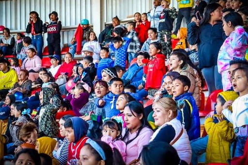 El DIF San Pedro llevó a cabo el festival de Día de Reyes en las instalaciones del estadio de beisbol de la Unidad Deportiva, donde hubo risas y alegría de las niñas y niños asistentes