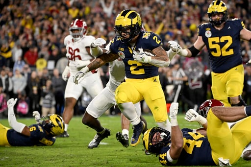El corredor Blake Corum (2) es una de las armas más peligrosas en la bien aceitada ofensiva de los Wolverines de la Universidad de Michigan (AP)

