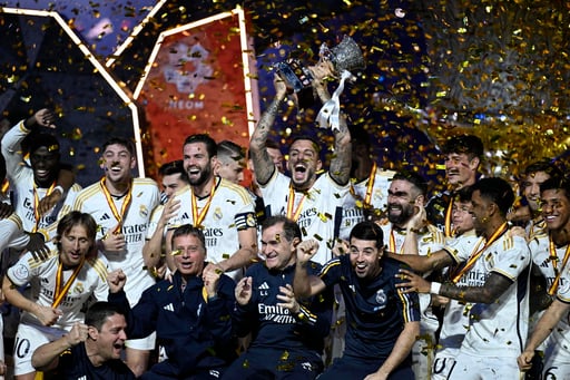 El Real Madrid celebró su decimotercera Supercopa de España sobre el césped del estadio Al-Awwal Park, ante el Barcelona que esperó a que Nacho Fernández recogiera el primer trofeo como capitán Merengue (EFE) 