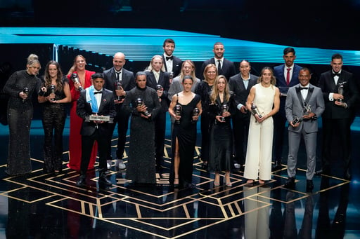 Los galardonados posan para una foto grupal al final de los 'FIFA Football Awards 2023' celebrado este lunes en el auditorio Eventim Apollo de Londres.