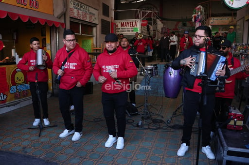 Fiesta local. Los artistas llevaron ayer su singular cumbia, ni más ni menos que al emblemático Mercado Juárez, en donde captaron la atención de los locatarios y de los clientes (VAYRON INFANTE) 