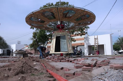 Inicia la instalación del Carrusel junto a la Torre Eiffel en la plaza de Gómez Palacio. (FOTO: VAYRON INFANTE)