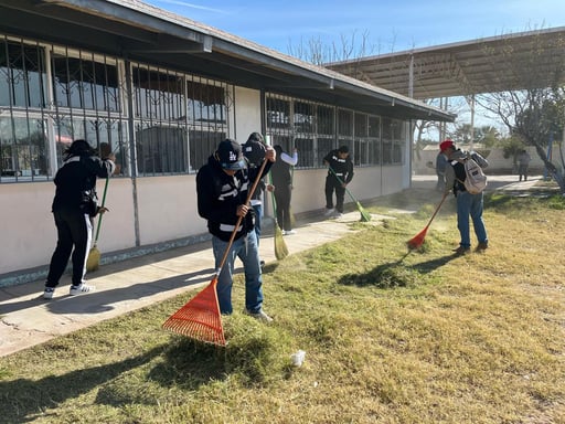 Trabajos de limpieza en escuelas de Gómez Palacio. (CORTESÍA)
