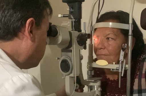 Adulto mayor durante una consulta con un oftalmólogo. (SERGIO A. RODRÍGUEZ)