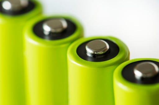 Imagen Expertos desarrollan baterías con agua que reducen riesgo de explosión y son menos tóxicas