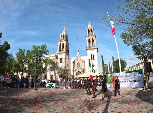 En Lerdo el acto cívico se realizó en la Plaza Principal en el que participaron autoridades y alumnos del CELC. (EL SIGLO DE TORREÓN)