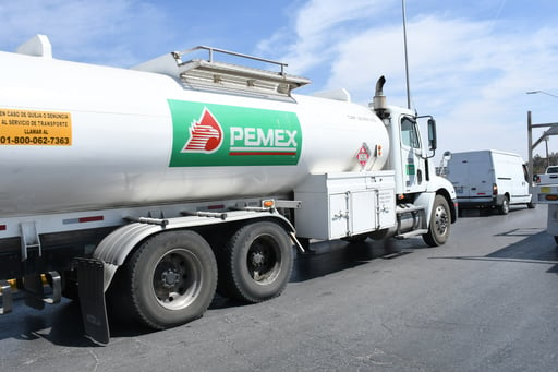 Camión de combustible con la leyenda de Pemex. (ARCHIVO)