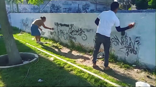 Padres de menores grafiteros realizan trabajo comunitario. (DIANA GONZÁLEZ)