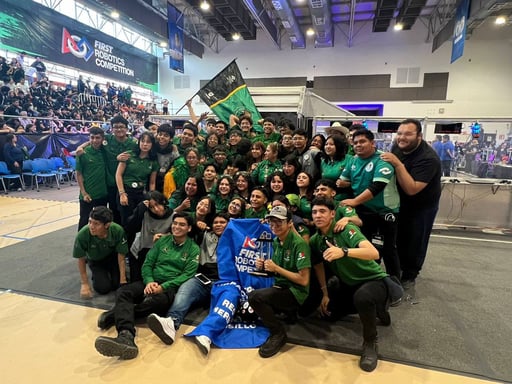 El equipo Desert Eagles 5705 del Conalep Torreón, celebró su premio entre lágrimas, con gritos y saltos de júbilo y ondeando banderas. (EL SIGLO DE TORREÓN)