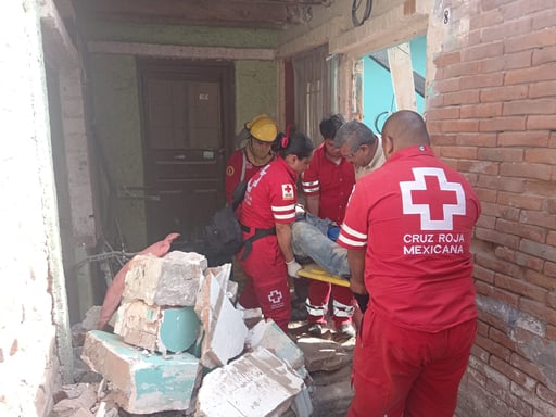 Los primeros en arribaron al sitio fueron los paramédicos de la Cruz Roja quienes rescataron al adulto mayor. (EL SIGLO DE TORREÓN)