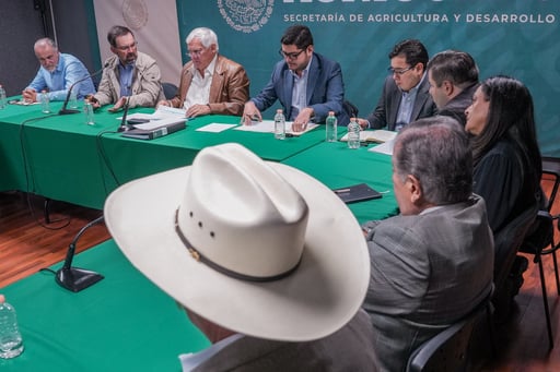 La Secretaría de Agricultura y Desarrollo Rural y la Federación Mexicana de Lechería revisaron retos. (DIANA GONZÁLEZ)