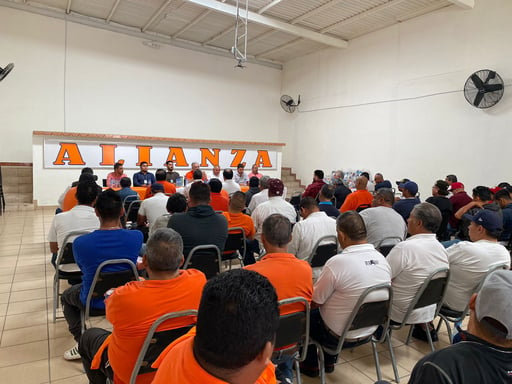 La Dirección de Seguridad Pública y Protección Ciudadana, a través del Departamento de Prevención del Delito, llevó a cabo una reunión con choferes y representantes sindicales de la Base de Taxis Alianza. (DIANA GONZÁLEZ)