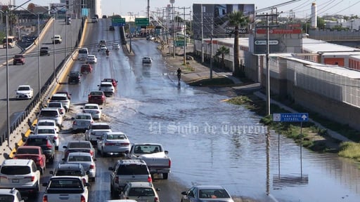 Imagen Desborde de canal de riego llega hasta dos de los carriles de la carretera Torreón -San Pedro