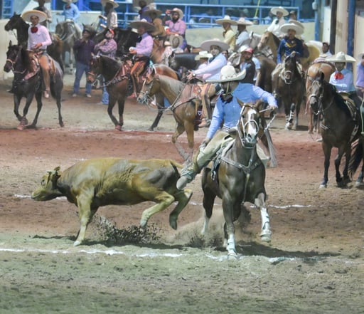 Charrazos, se presentaron en el lienzo gomezpalatino, para ofrecer una fiera competencia (RAMÓN SOTOMAYOR)