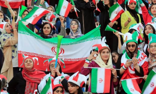 Imagen Irán prohíbe de nuevo la entrada de mujeres al estadio de fútbol en Tabriz