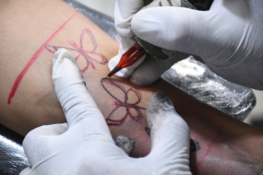 Imagen Tatuadores y micropigmentadores deben contar con tarjeta de control sanitario