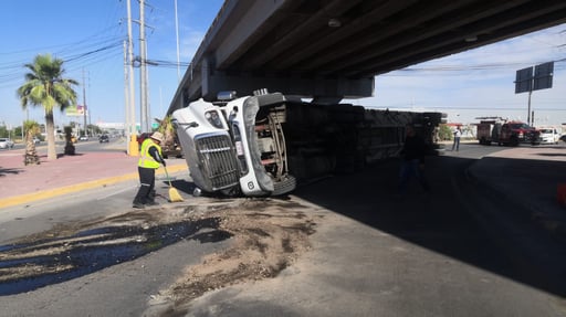 Imagen Vuelca tráiler en Torreón; conductor sufre golpes leves