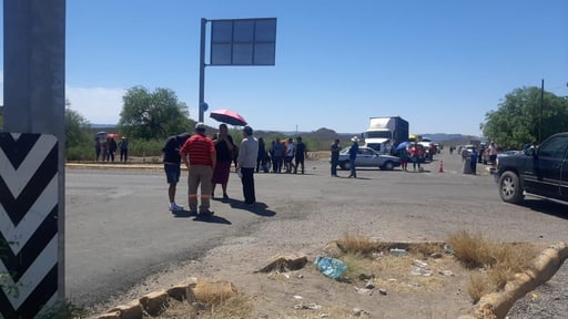 Trabajadores que se mantienen en huelga, bloquearon la carretera Cuencamé - Gómez Palacio como parte de su inconformidad. (EL SIGLO DE TORREÓN)