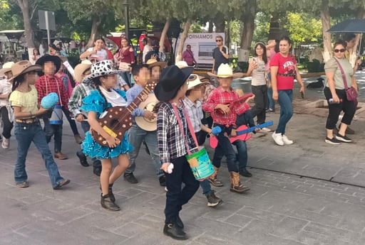 Desfile por el Día del Niño de la Escuela Primaria Benito Juárez. (DIANA GONZÁLEZ)