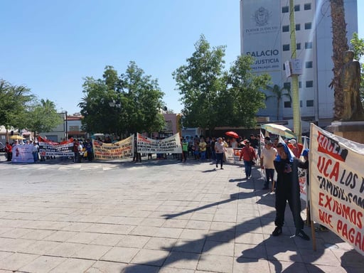 Ayer un grupo del Frente Unido se plantó de manera pacífica en la Plaza de Armas de Gómez Palacio para dar a conocer su postura.
