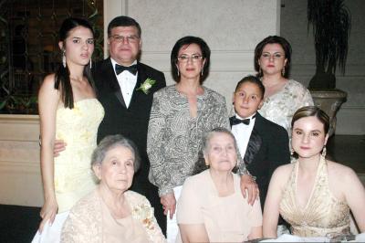 01052006 
Pablo Salinas, María Elma Hinojosa, Marcela Salinas, Gabriela y Gabriel Salinas, Lucía Salinas, Elma de Hinojosa y Delia Hinojosa de Salinas.