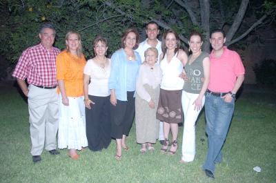 02052006__Los novios acompañados por Ernesto Meléndez, Rebeca de Meléndez, Paty de López, Carmen Meléndez, Carmen Acuña, Valeria Martínez y Adrian Menéndez.jpg