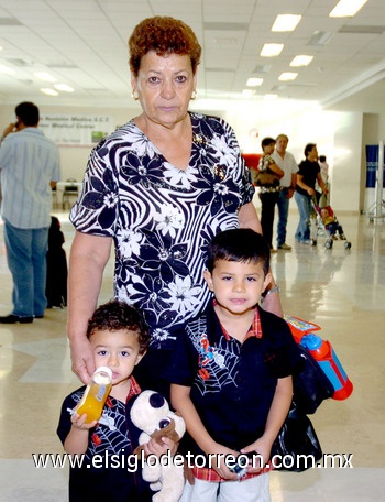 02062009 Con destino a Puerto Vallarta viajaron Graciela Martínez y sus nietos Emiliano y Santiago García Sánchez. 