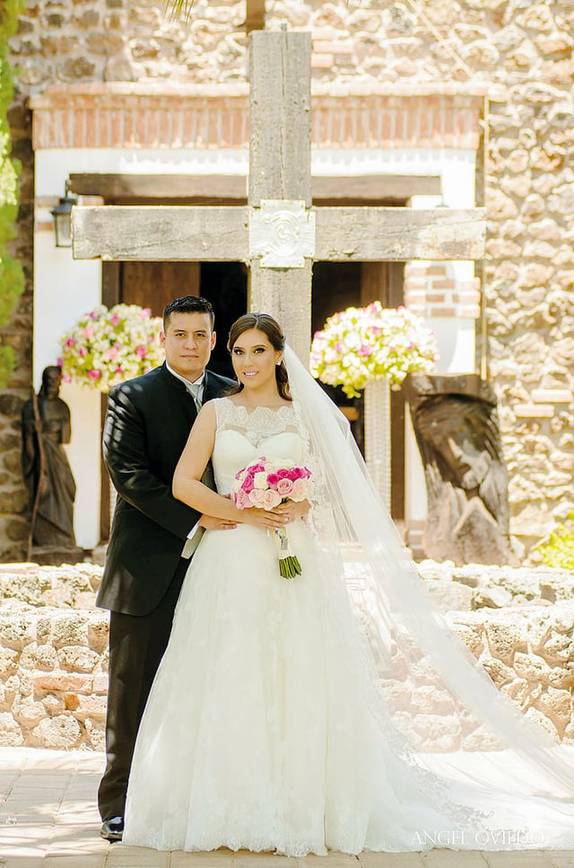 06092015 Se dieron el sí, Emilia Soledad Estrada Iturregui y Aldo Hodgkinson Pérez. La emotiva ceremonia religiosa tuvo lugar en la Capilla La Piedad el primero de agosto del presente año, en punto de las 4:00 de la tarde, ante las palabras del Pbro. Jorge Ramos Soto. Sus padres son: Sr. Jorge Estrada Quintero y María del Pilar Iturregui Viera; Sr. Lyndon Eric Hodgkinson y María del Rosario Pérez Martínez.- Ángel Oviedo Fotografía.