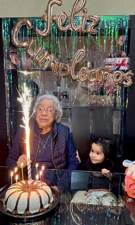 Fernanda, feliz con su abuelita.