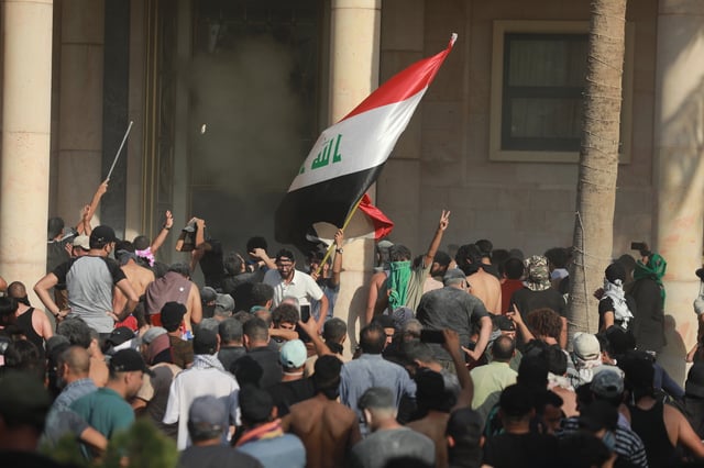 Mueren al menos 12 durante protestas por retirada del clérigo Muqtada al Sadr en Irak