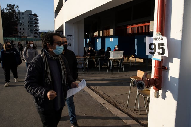 Abren en Chile centros de votación para nueva Constitución