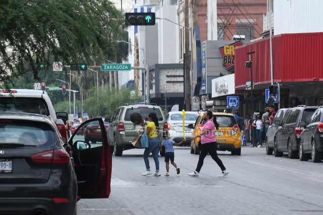 A mitad de calle. Un conductor señaló que al menos el 80 por ciento de los peatones prefieren cruzar por en medio de las calles, una práctica muy recurrente que incluso para él, dice que la mayoría lo hace para ahorrar pasos.