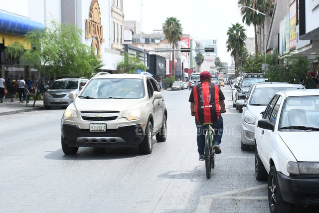 En sentido contrario. En el Centro se puede ver desde vehículos que no respetan a los peatones, hasta ciclistas que se trasladan en sentido contrario, poniendo en riesgo su integridad física.