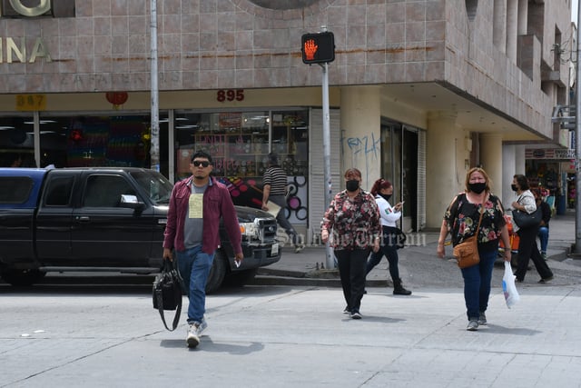 Alto peatonal. Peatones omiten la señal de alto que les indica el semáforo y cruzan aún cuando deben esperar.